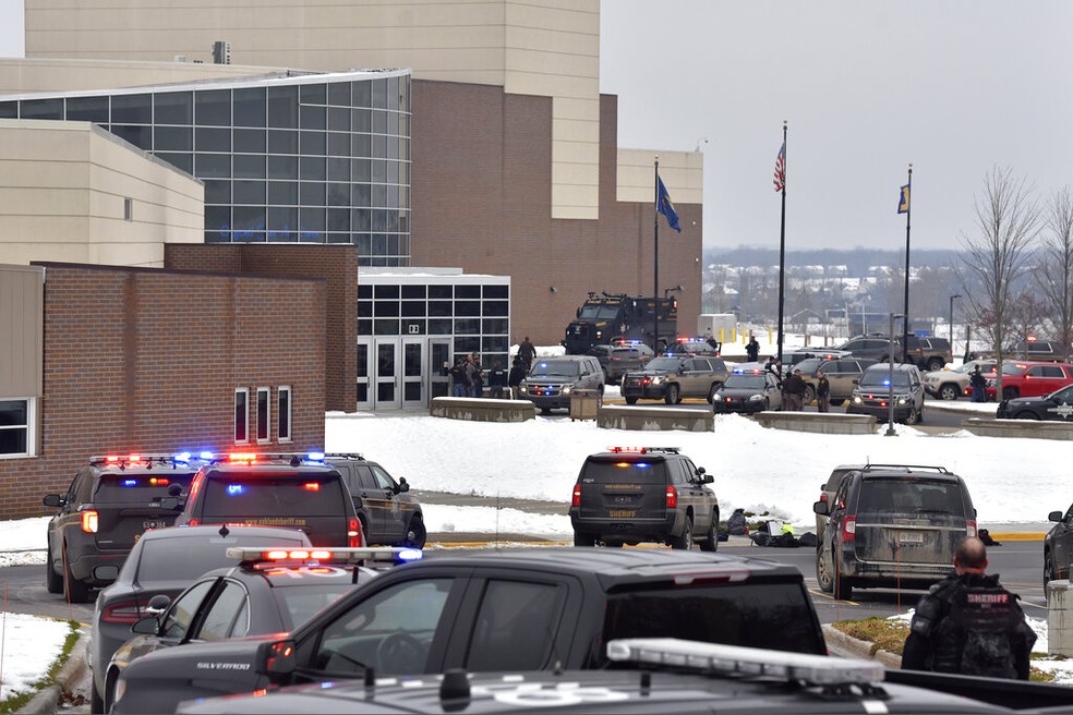Policiais, bombeiros, paramédicos e médicos chegam a câmpus de escola em Oxford, Michigan (EUA), após tiroteio nesta terça (30) — Foto: Todd McInturf/The Detroit News via AP