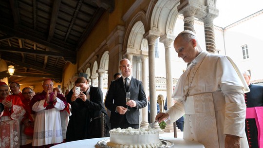 Papa Leão comemora 70 anos no Vaticano; religioso cita proposta trilionária da Tesla a Elon Musk e critica altos salários de executivos - Religioso criticou o foco de parte da sociedade no ganho financeiro. "Se essa é a única coisa que ainda tem valor, então estamos em apuros."