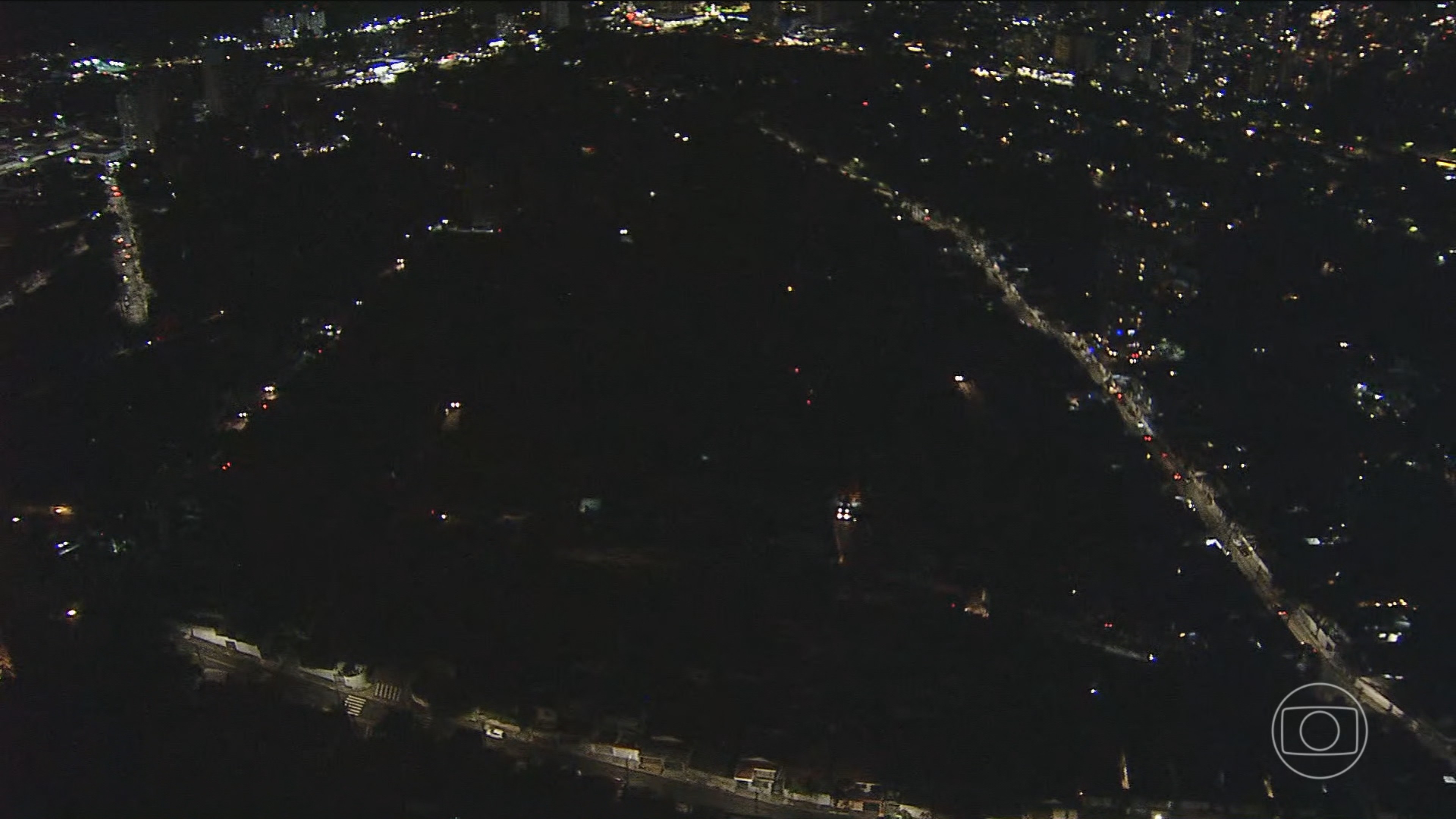 Vendaval histórico em SP deixa milhões de pessoas sem luz e impede estabelecimentos de funcionar às vésperas do Natal