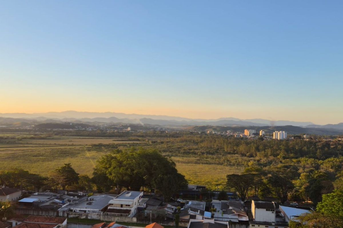 Vale do Paraíba deve ter calor acima dos 30°C e baixa umidade nesta quarta; frente fria muda cenário no fim da semana