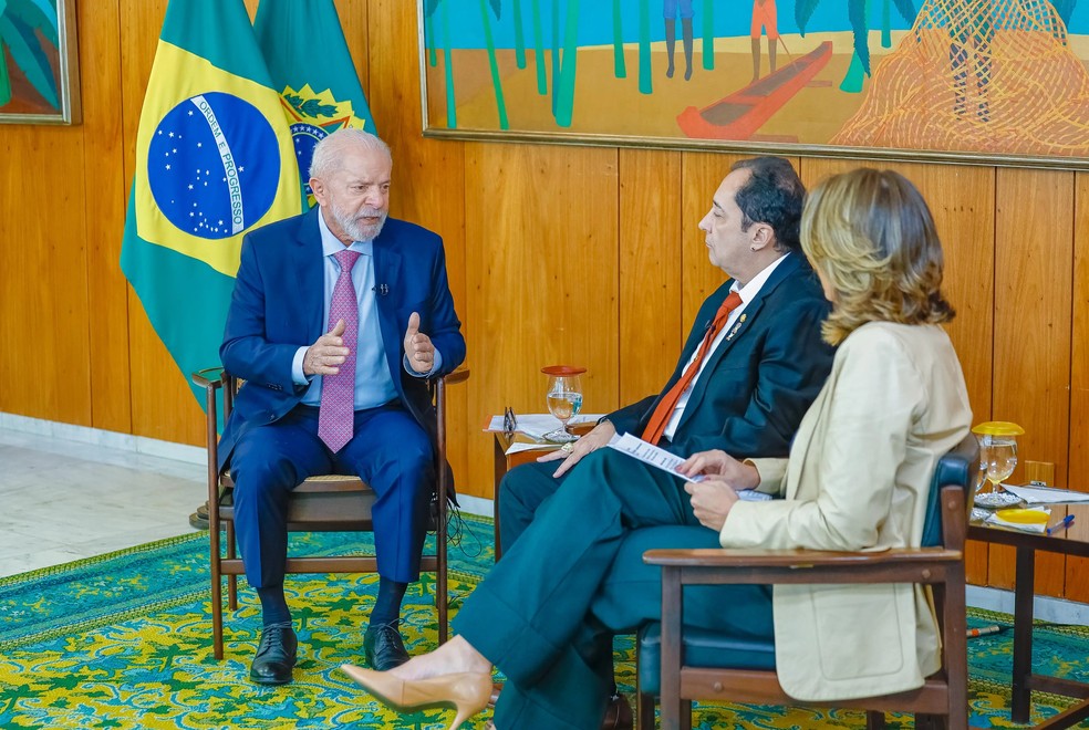 O presidente Lula (PT) em entrevista, no último dia 6, aos senadores Jorge Kajuru (PSB-GO) e Leila Barros (PDT-DF) — Foto: Reprodução/RedeTV
