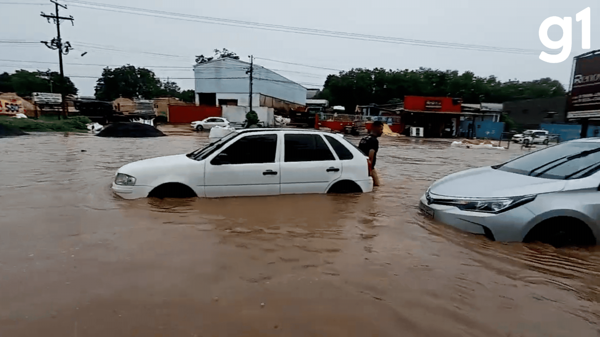Carros ficam ilhados após Cuiabá registrar 104 pontos de alagamento após chuvas