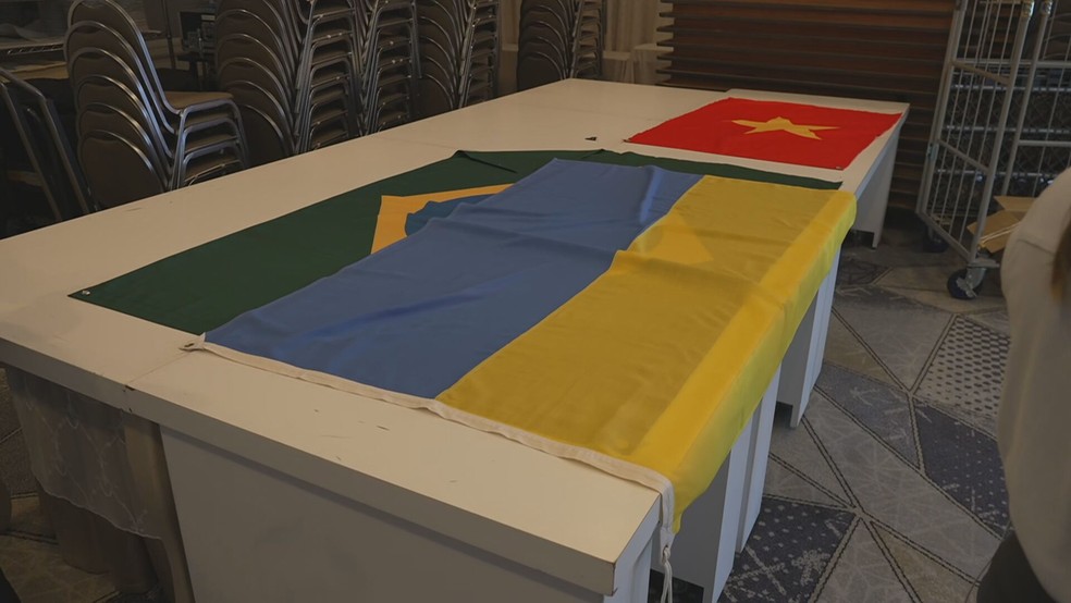 Bandeira do Brasil e da Ucrânia foram colocadas sobre a mesa onde aconteceria a reunião bilateral de Lula e Zelensky. — Foto: TV GLOBO
