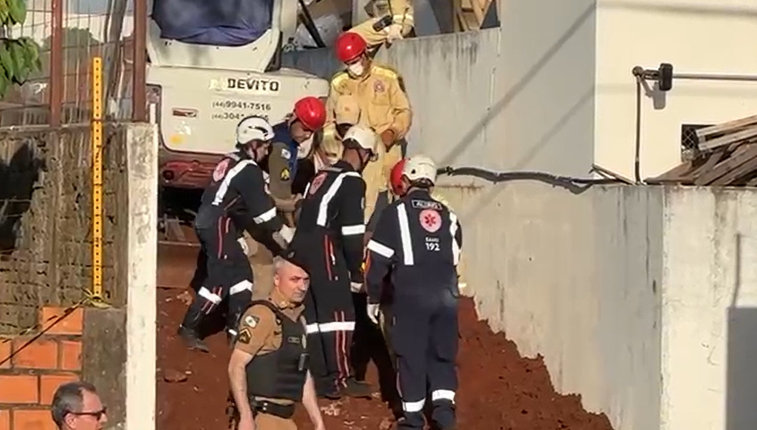 Jovem que morreu durante obra em Maringá foi soterrado em vala de três metros, dizem bombeiros