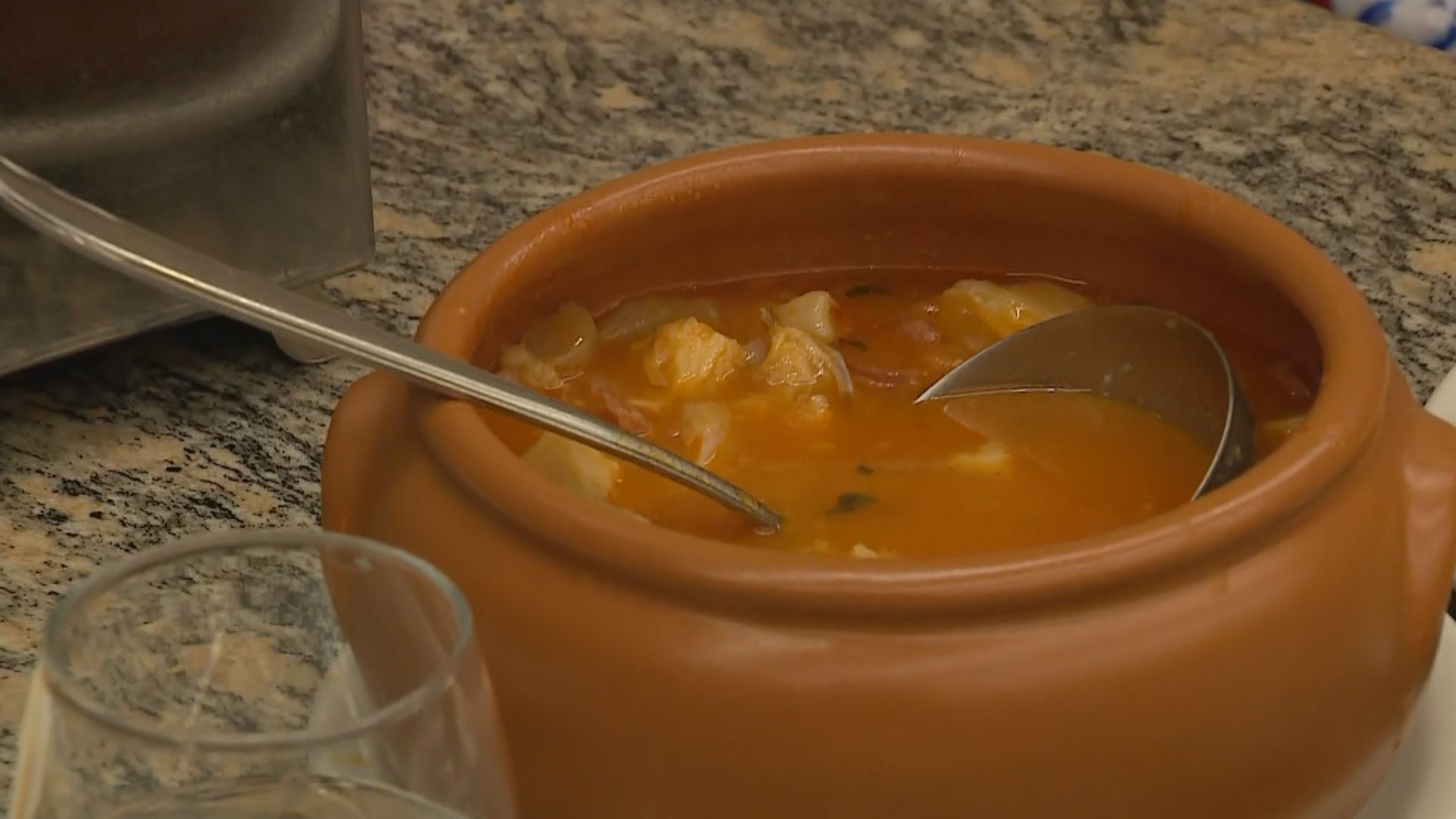 Mocotó no café da manhã? Prato 'polêmico' é servido bem cedinho e faz sucesso entre trabalhadores no Mercado Público de Porto Alegre