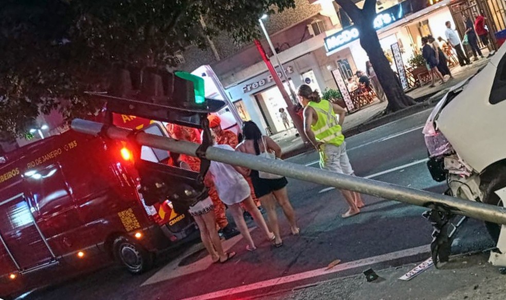 Acidente foi na esquina das ruas Visconde de Pirajá e Vinicius de Moraes — Foto: Reprodução