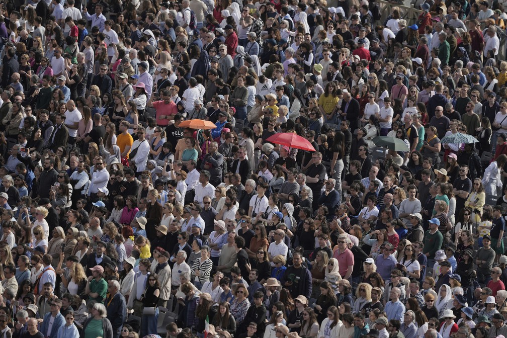 Fiéis reunidos na Praça São Pedro — Foto: AP Photo/Markus Schreiber