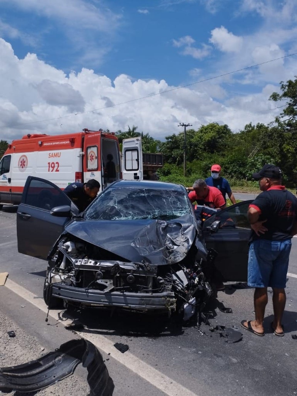 Duas pessoas ficam feridas após carro sair da pista e colidir com poste na BR-135, no Maranhão — Foto: Divulgação/PRF