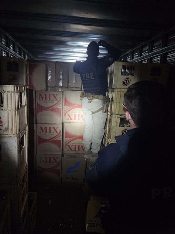 PRF apreende 145 mil maços de cigarros contrabandeados em caminhão na BR-304 no RN