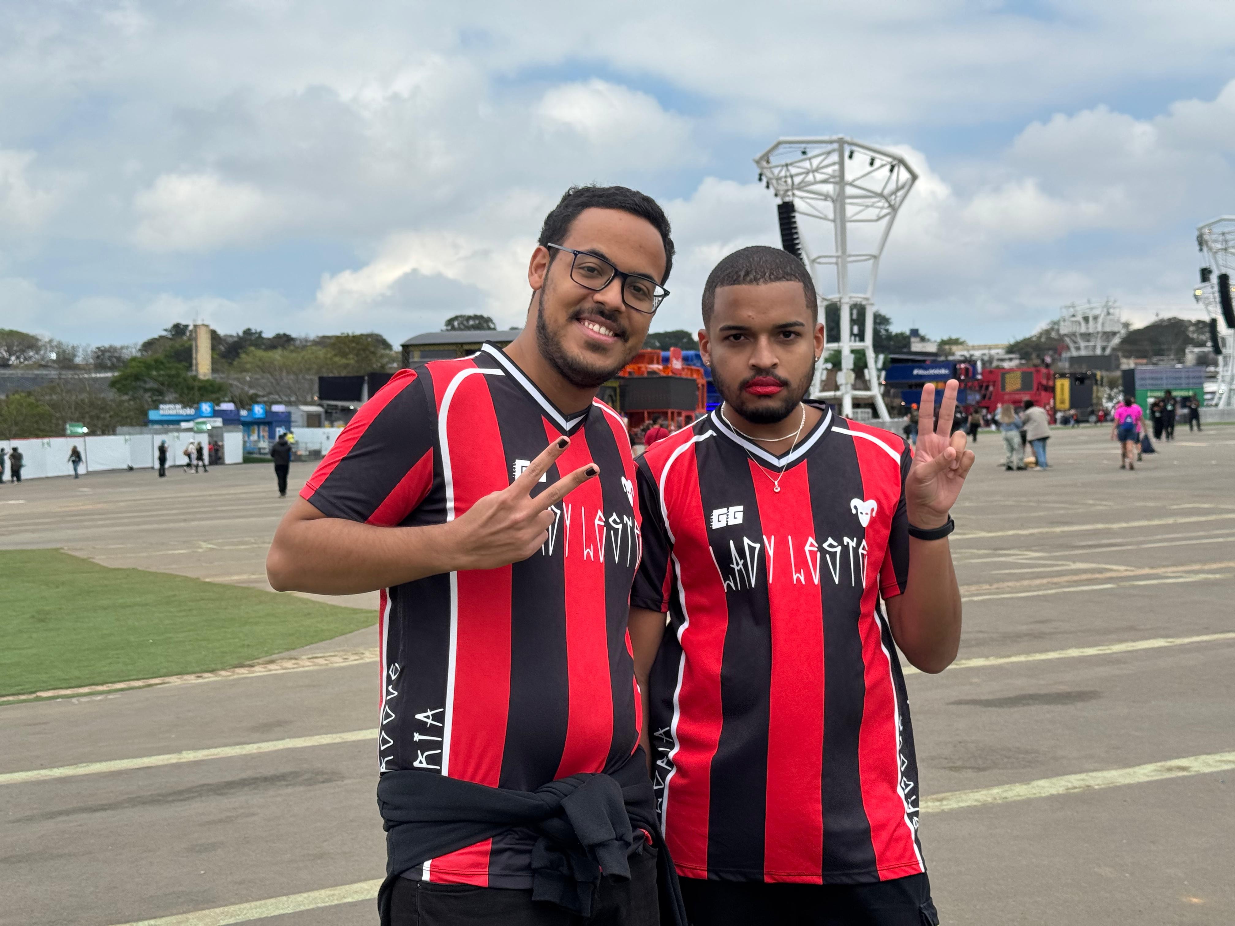 Fãs de Gloria Groove vestem camisas de time inspiradas no álbum Lady Leste no The Town 2025