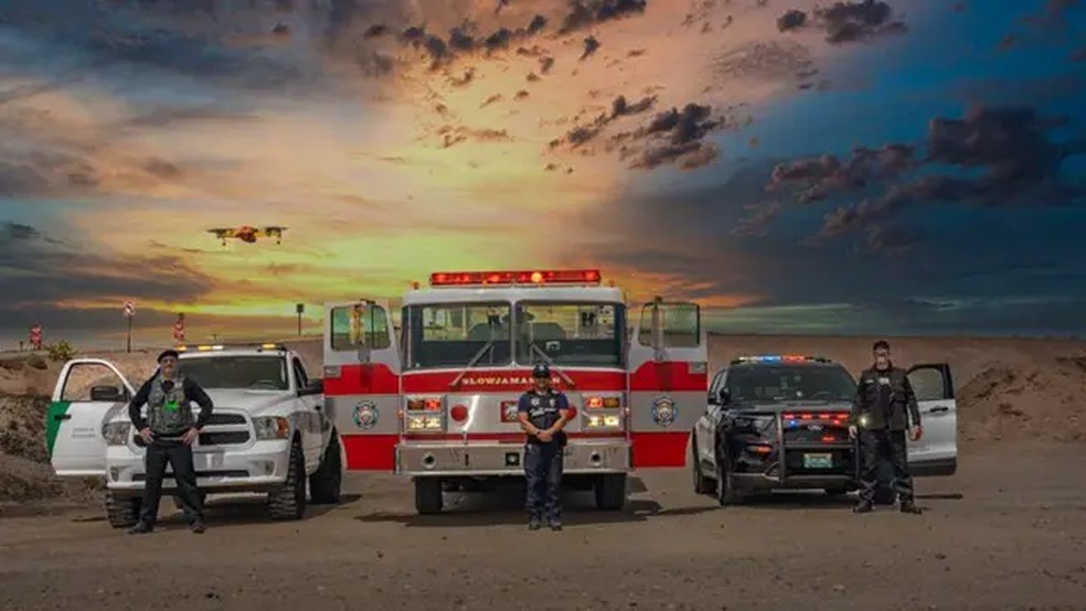 Slowjamastan se orgulha de ter sua própria força policial, cinco caminhões e ambulâncias. — Foto: Ministério da Propaganda de Slowjamastan via BBC