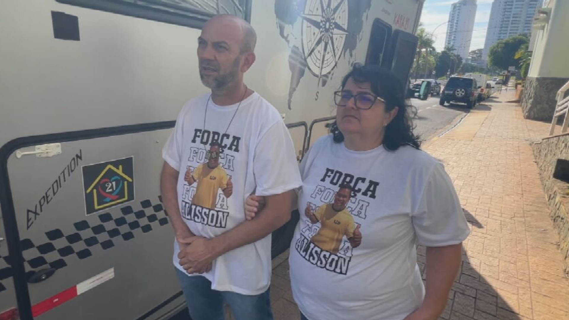Casal estaciona motorhome em frente a hospital para ficar próximo do filho com Down internado na UTI