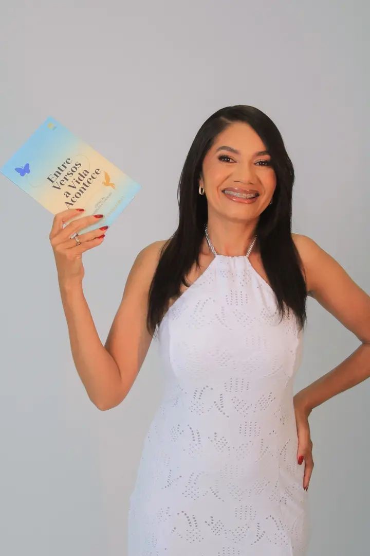 Escritora Aline Evangelista lança livro “Entre Versos a Vida Acontece” em Cabrobó