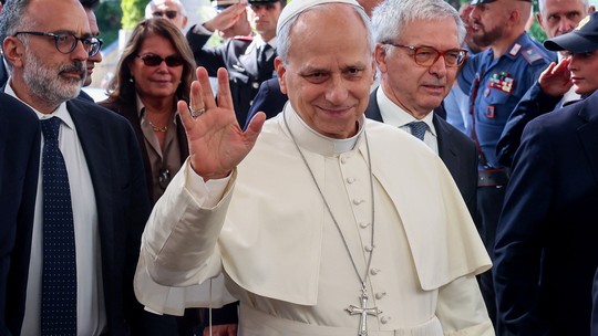 Papa Leão XIV voltou a comer e está andando após cirurgia, diz Vaticano