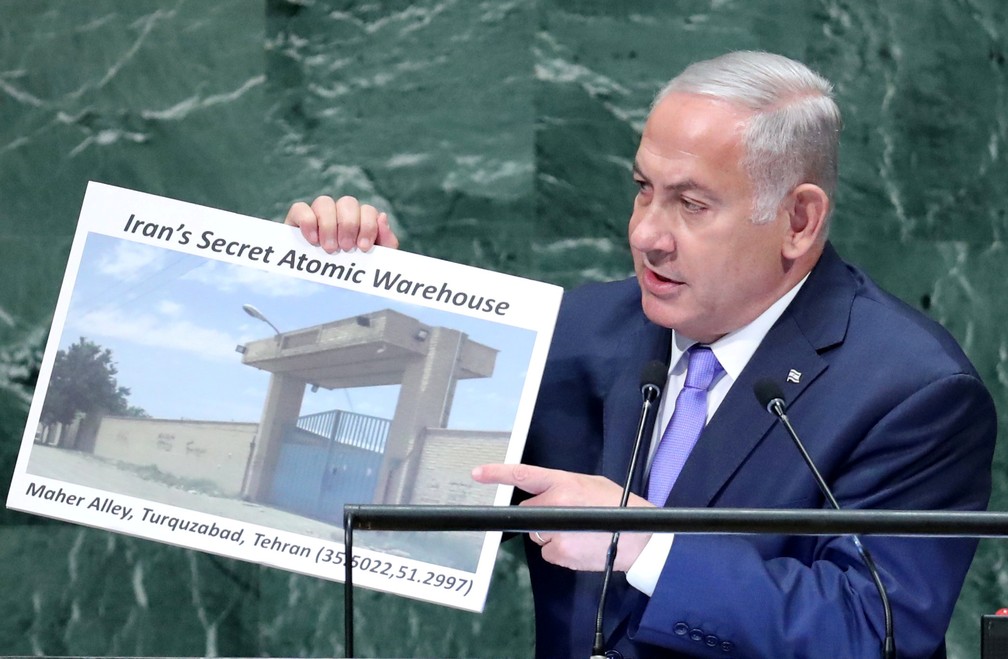 Benjamin Netanyahu mostra o que seria a instalação secreta nuclear do Irã — Foto: Carlo Allegri/Reuters