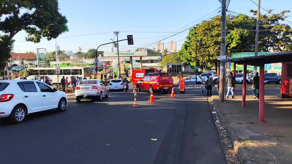 Idosa morre atropelada por ônibus e é arrastada por 50m em Uberlândia
