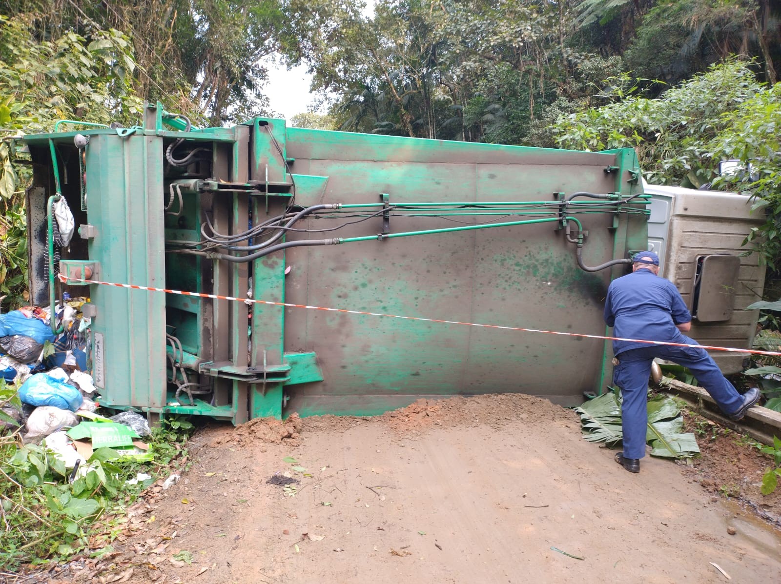 Coletor de lixo morre após ser esmagado por caminhão da empresa em SC