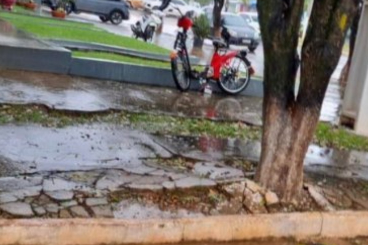 Acidente com bicicleta elétrica mata bebê de 5 meses que era levada em canguru pela mãe em MT