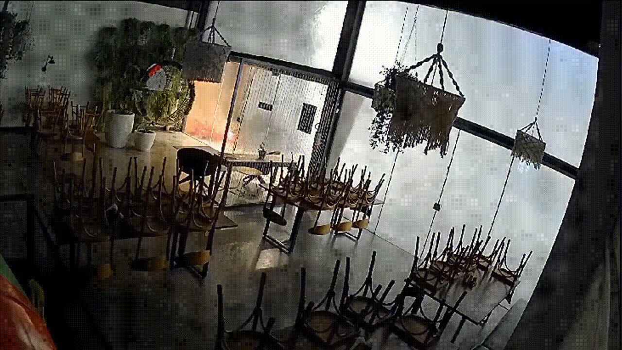 Temporal arranca fachada de vidros de pizzaria em Cruz Alta; VÍDEO 
