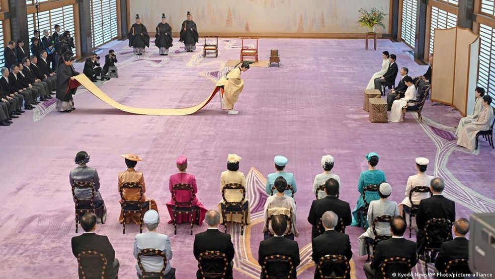 O príncipe Hisahito (centro) celebrou sua maioridade em 6 de setembro de 2025, ao completar 19 anos. — Foto: Kyodo News/AP Photo/picture alliance via DW