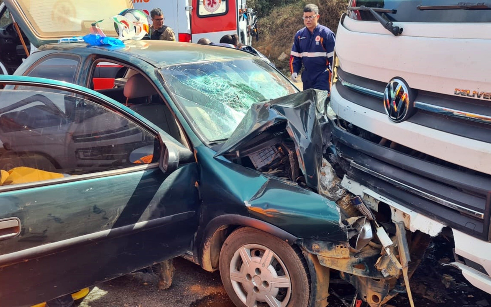 Batida entre carro e caminhão deixa motorista e passageira em estado grave entre Alfenas e Campos Gerais, MG