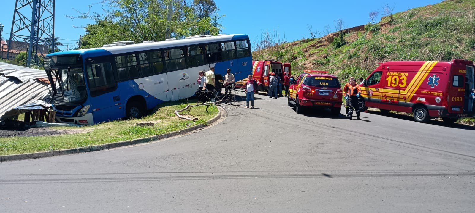 Ônibus cai em barranco e deixa ao menos um ferido em Campinas