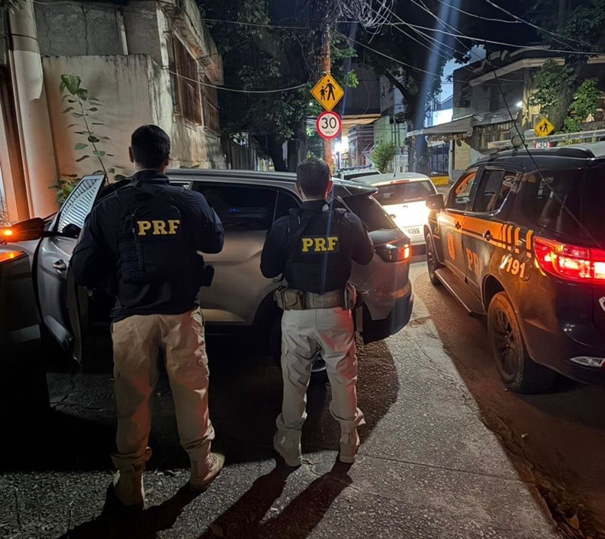 Dupla é presa na BR-101 a caminho de assalto planejado à casa de câmbio em Cabo Frio