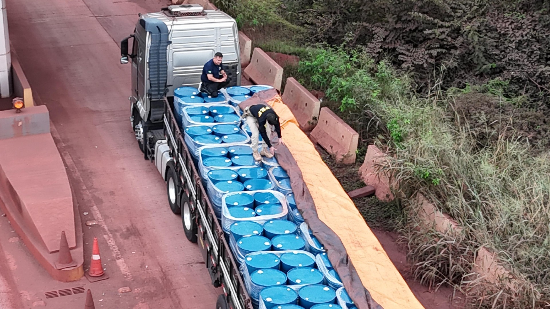 Carreta é interceptada com carga química capaz de produzir 40 toneladas de cocaína em Corumbá