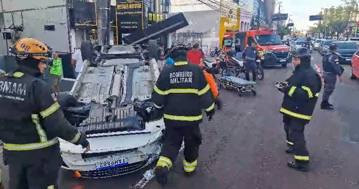 Família fica ferida após carro capotar na Djalma Batista, em Manaus