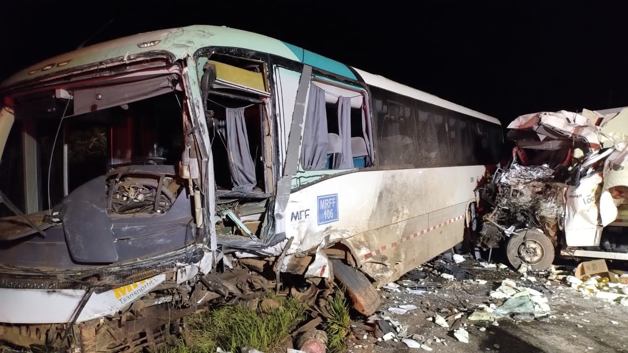 Acidente entre ônibus e caminhão deixa morto e feridos em rodovia de MG 