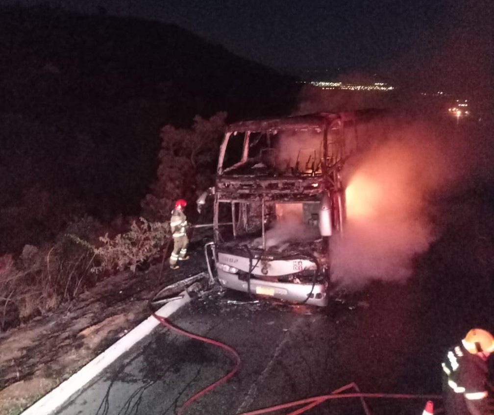 Ônibus de turismo que seguia de Montes Claros para Porto Seguro pega fogo  na BR-251