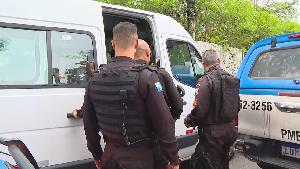 Niterói tem 11 pessoas conduzidas à delegacia da PF por boca-de-urna em Charitas, em Niterói. — Foto: Reprodução/ TV Globo