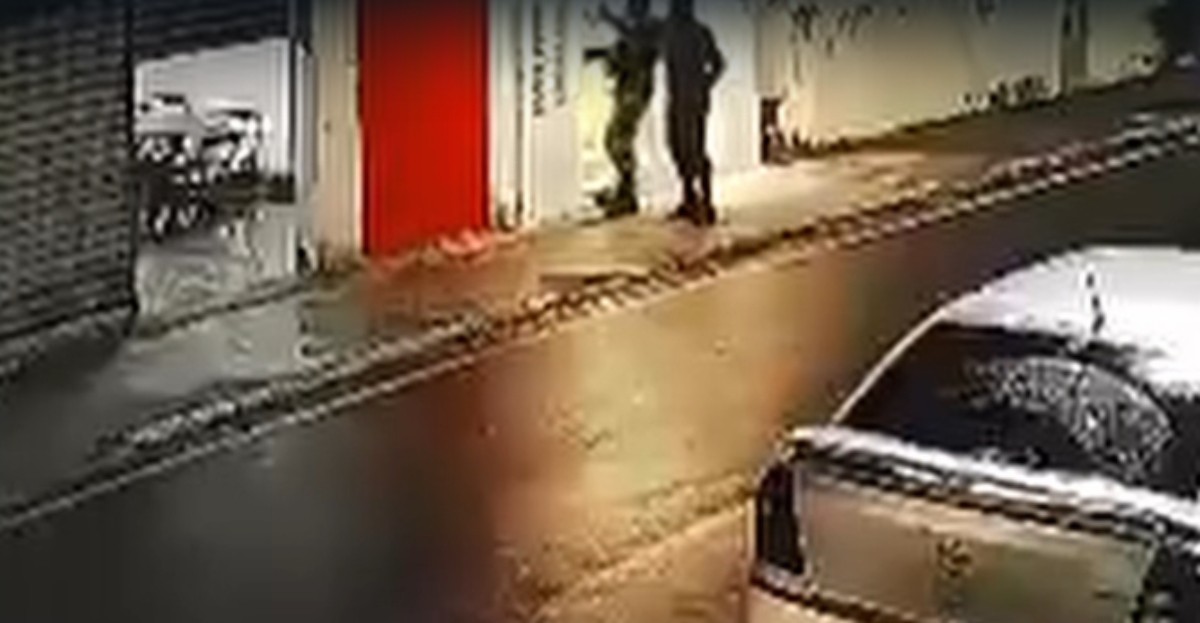 Trio assalta loja e faz motorista de aplicativo refém durante fuga em Itatiaia; Veja vídeo