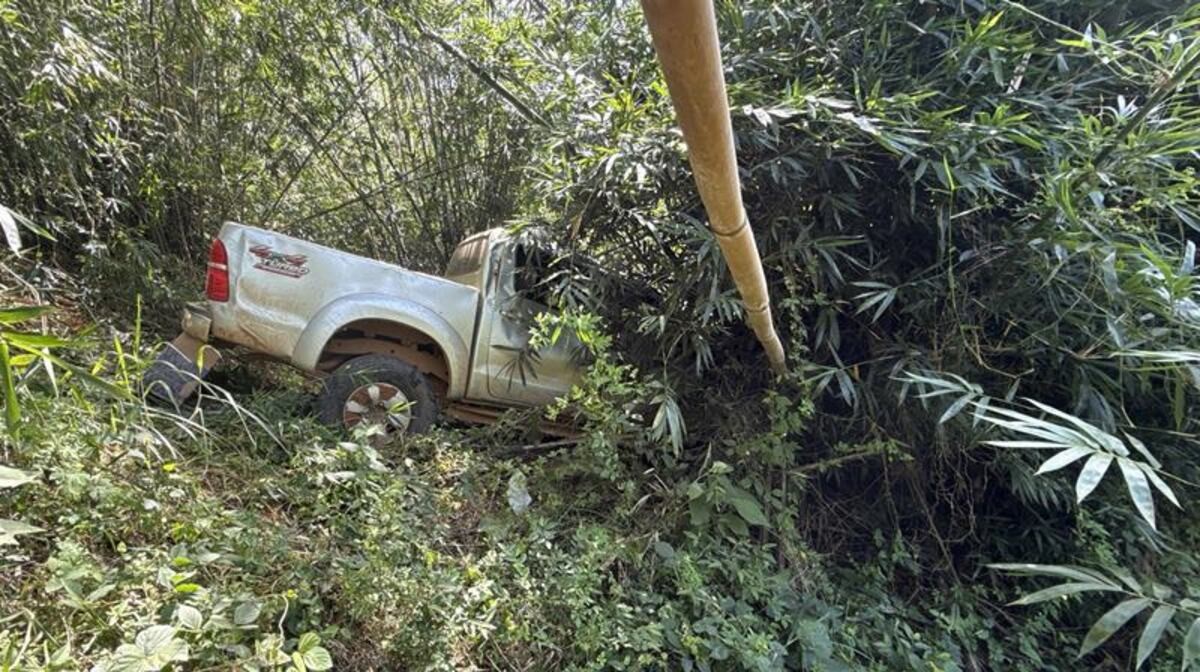 Motorista perde controle da direção e cai em ribanceira de 50 metros na MGC-120
