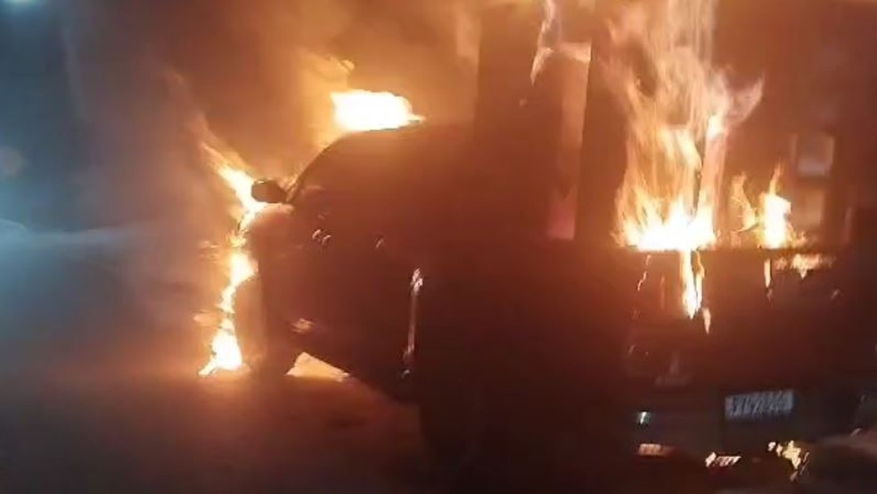 Após o acidente, o motorista da caminhonete fugiu e os populares incendiaram o veículo. — Foto: Reprodução
