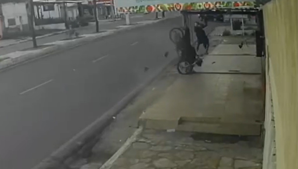 VÍDEO: Motociclista bate em poste e é arremessado em acidente em Mossoró