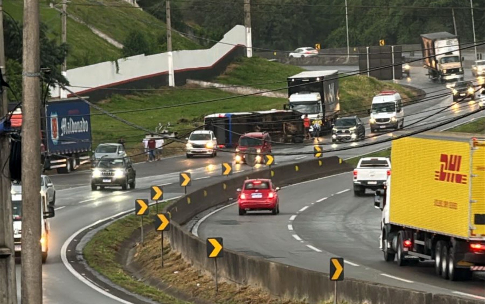 Três pessoas ficam feridas após tombamento de micro-ônibus na Fernão Dias, em Extrema; veja outros acidentes