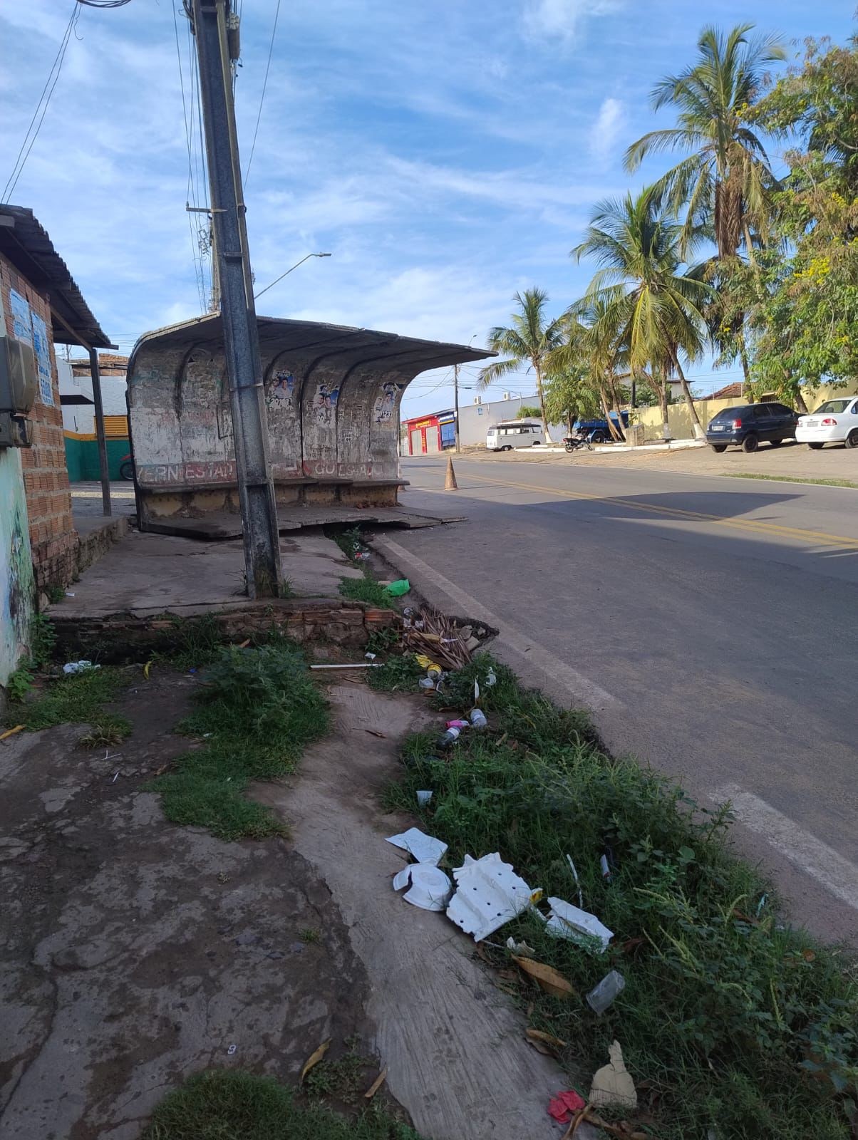 Parada de ônibus é removida e ocupa parte da avenida movimentada em São Luís