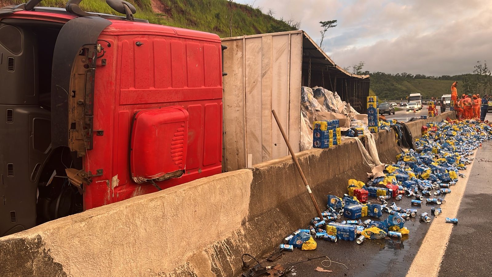 Carreta carregada com cerveja tomba e deixa BR-040 interditada nos dois sentidos; passageiros ficaram feridos