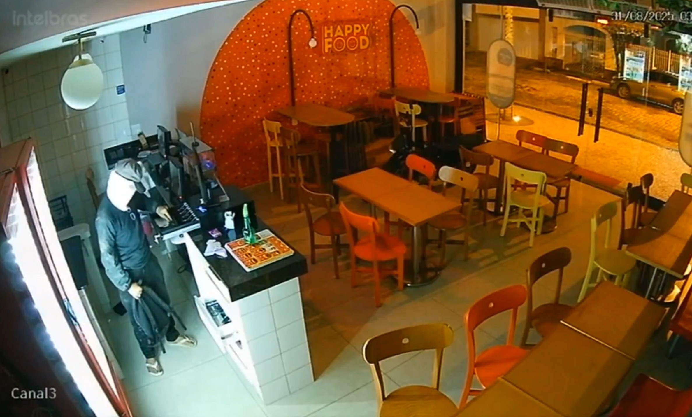 Câmera de segurança mostra homem invadindo e furtando lanchonete em Itaperuna