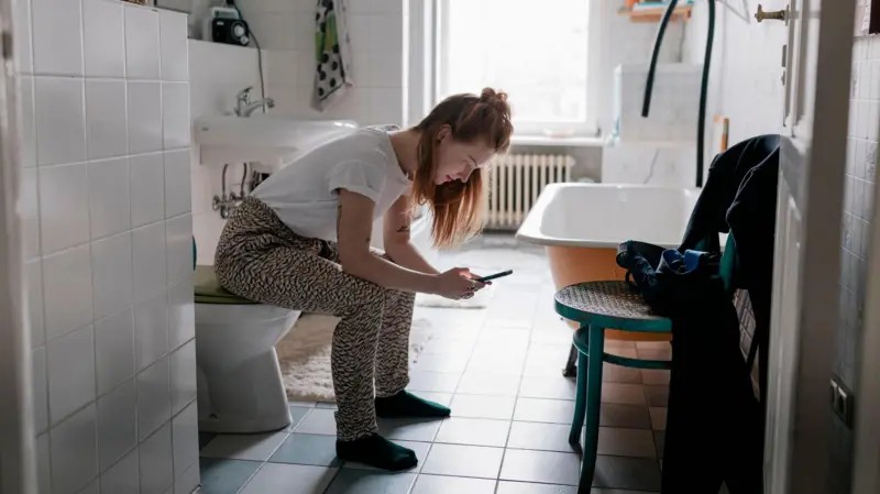 As 7 condições de saúde que mostram por que levar celular ao banheiro não é uma boa ideia