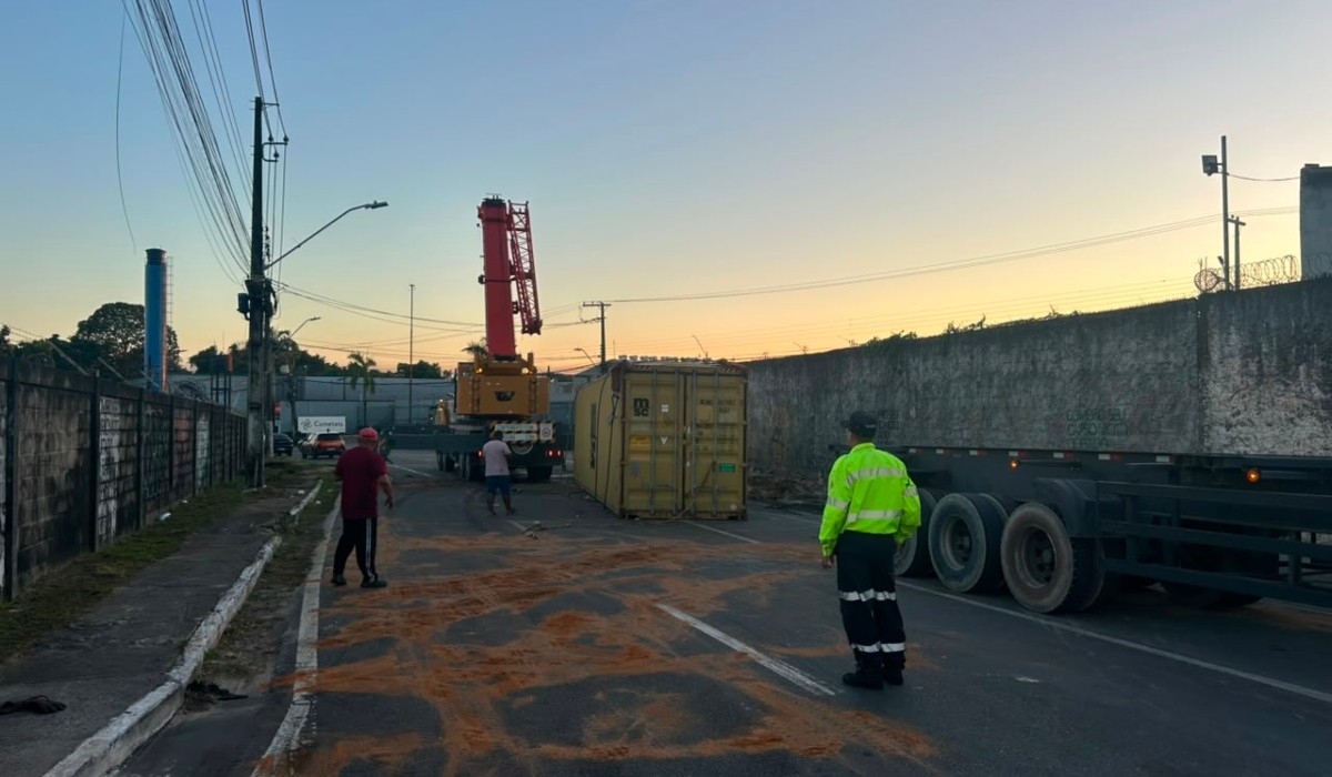Faixa da avenida das Torres segue interditada após carreta tombar em Manaus