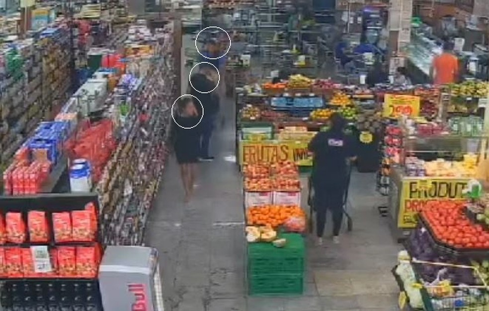 Suspeitos fingiam não ser conhecer para despistar a segurança do estabelecimento. — Foto: Reprodução