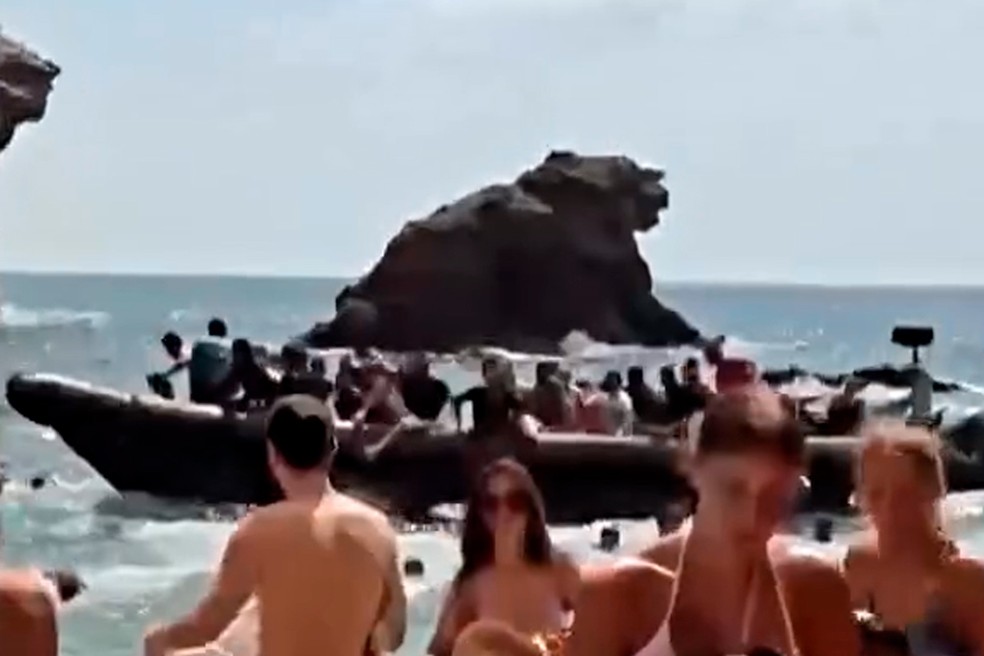 Barco com mais de 60 imigrantes chegando a praia em Cartagena, na Espanha — Foto: Facebook / Reprodução