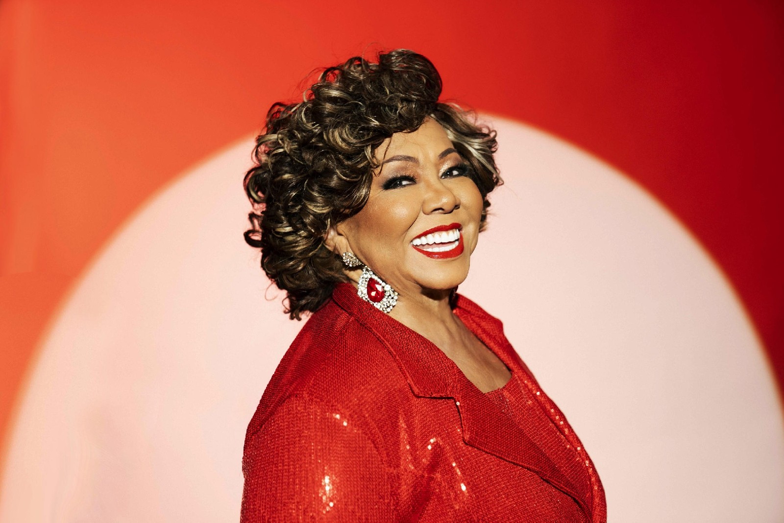 Alcione se situa entre a tristeza e a alegria no repertório do primeiro álbum de músicas inéditas em cinco anos