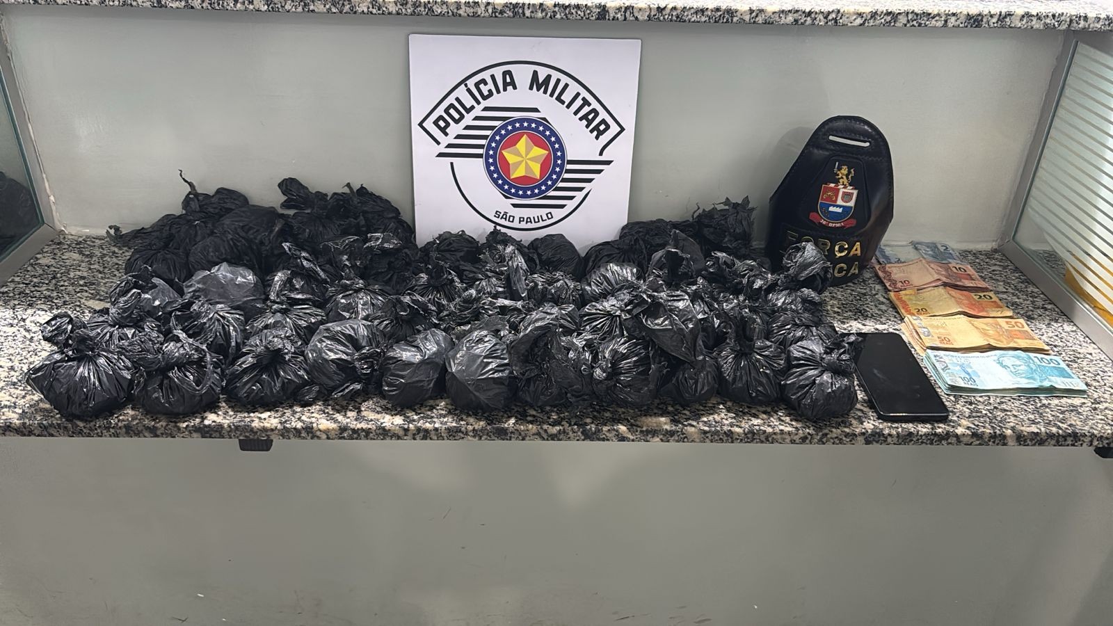 Irmãos do tráfico: PM prende jovem e recolhe mais de 3,7 mil pinos de cocaína em casa e porta-malas de carro em Limeira