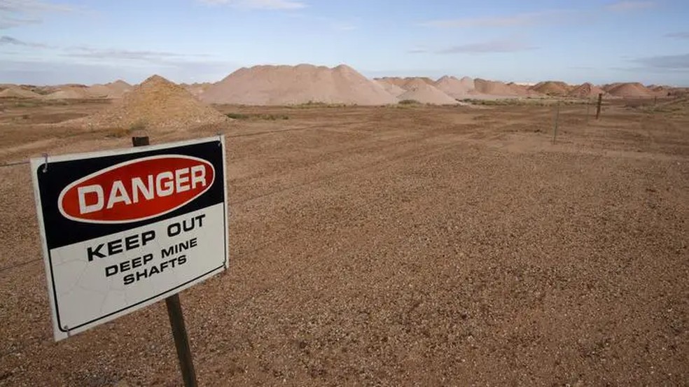 Coober Pedy é uma cidade incomum no sul da Austrália, onde tudo é subterrâneo, de igrejas a locais de acampamento — Foto: Getty Images/BBC