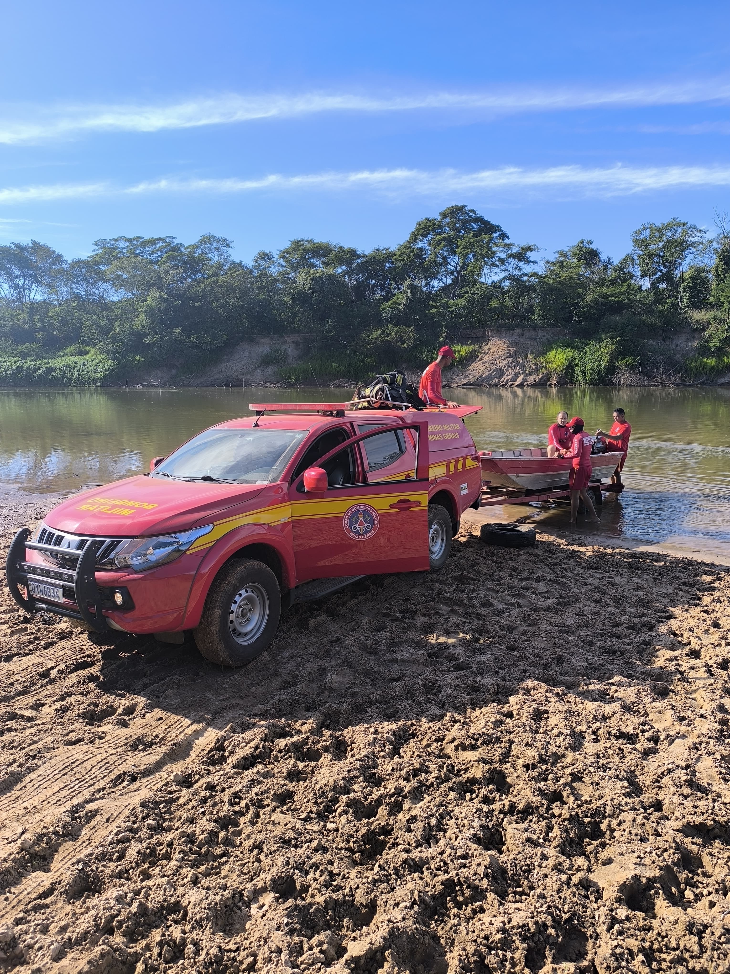 Corpo de homem que se afogou ao passar mal, desmaiar e submergir no rio Urucuia é encontrado