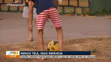 Famílias adotam regras para reduzir o uso do celular entre as crianças