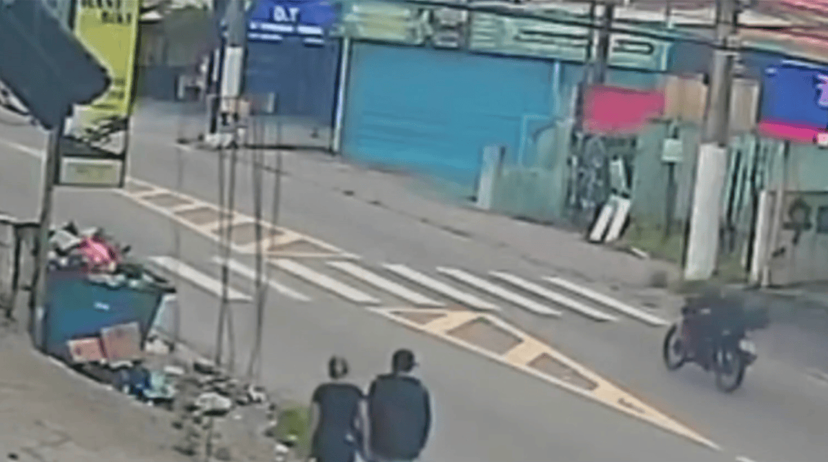 Motorista de carro invade a contramão, mata motociclista e foge a pé na Zona Sul de SP